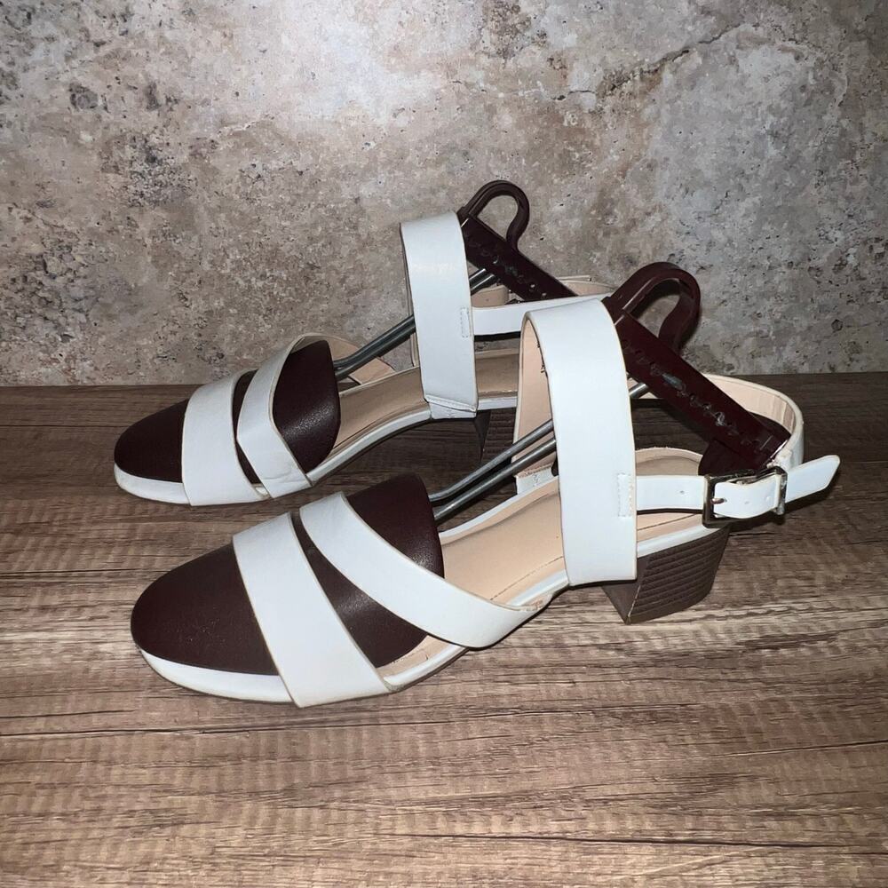 C&M White Strappy Sandal Sz 9 W Wide Low Block Heel 751717 Style Avery PO 28590